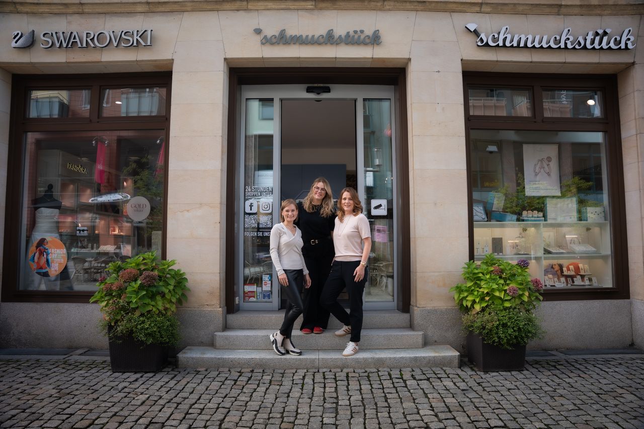 Susann, Sindy und Etesia vor dem Laden in Chemnitz